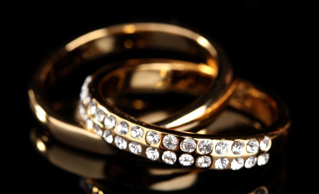 gold wedding rings with diamonds