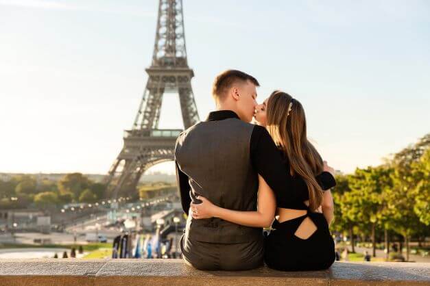 a marriage proposal by the effiel tower in Paris