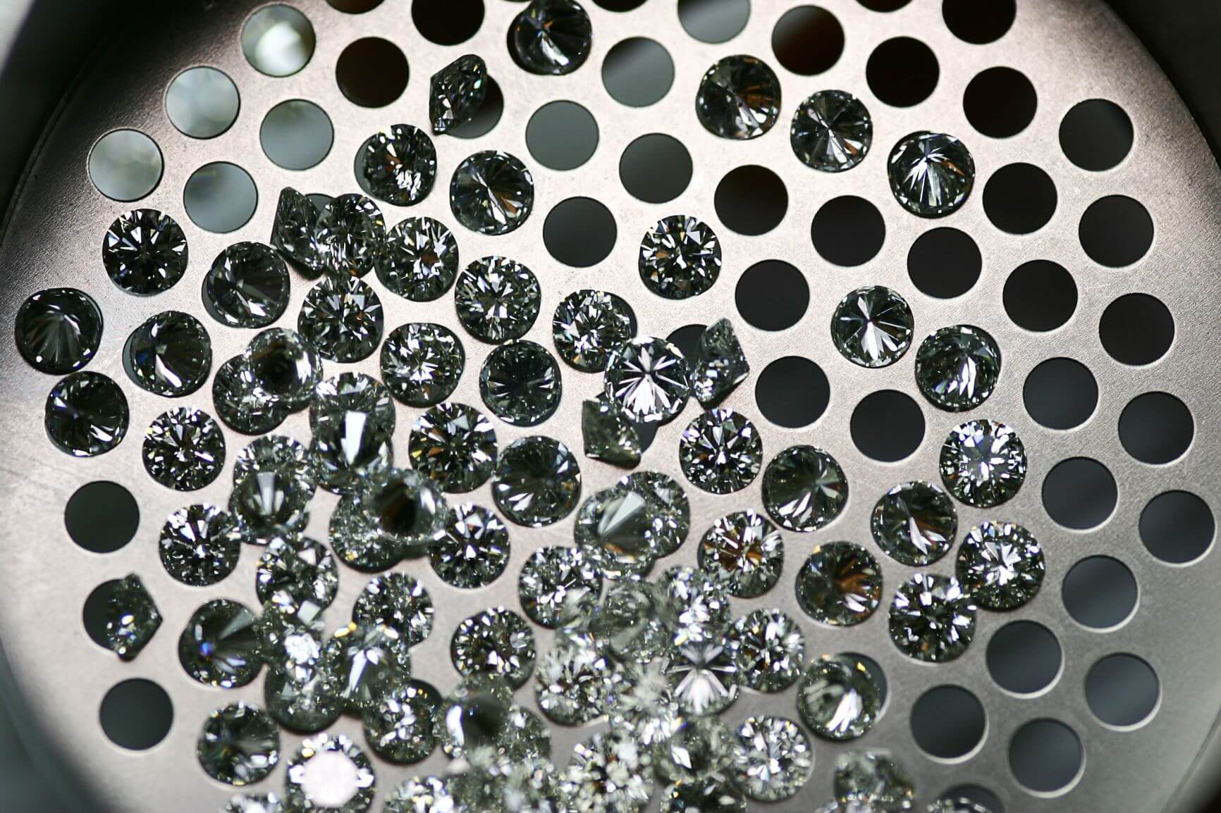 Calibrated diamonds through the sieve. A working tool for measuring the size of your diamond
