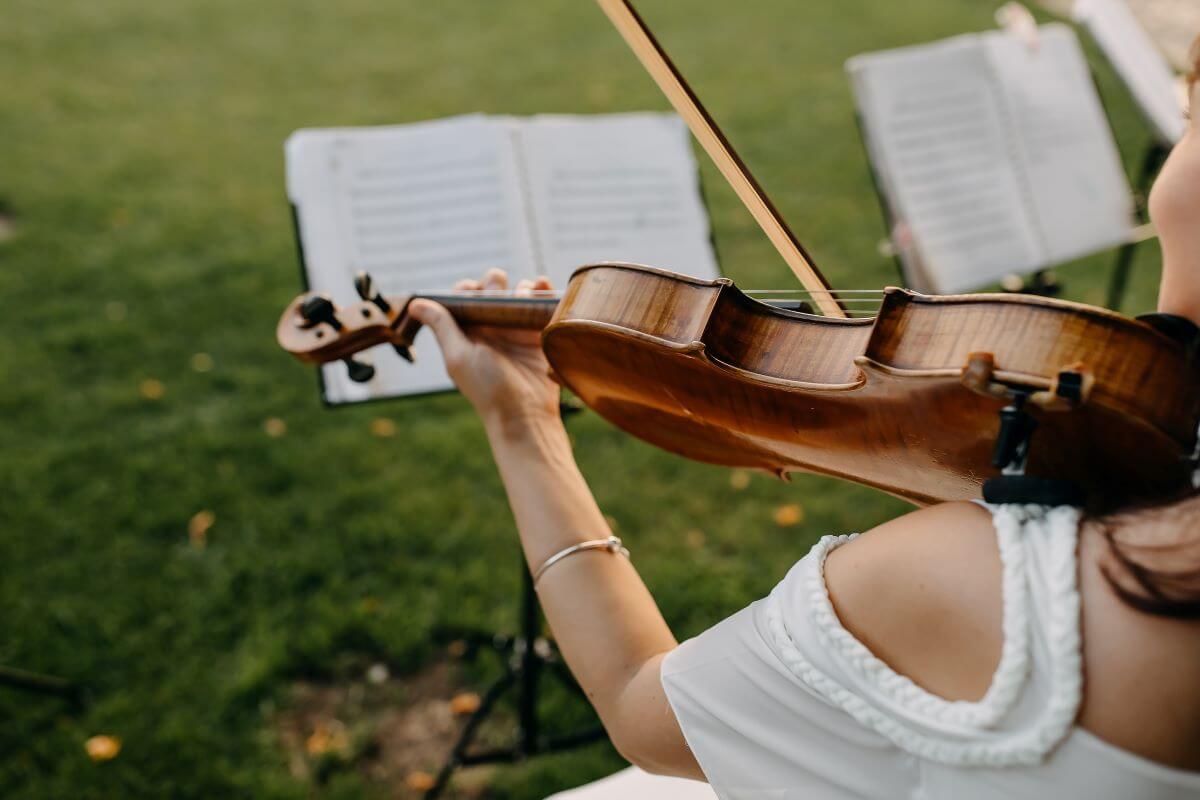 woman playing violin at wedding
